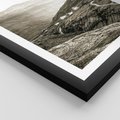 Plakat w ramie 40x50 - Domki w Górach - czarno biała fotografia, górski pejzaż - rama czarna