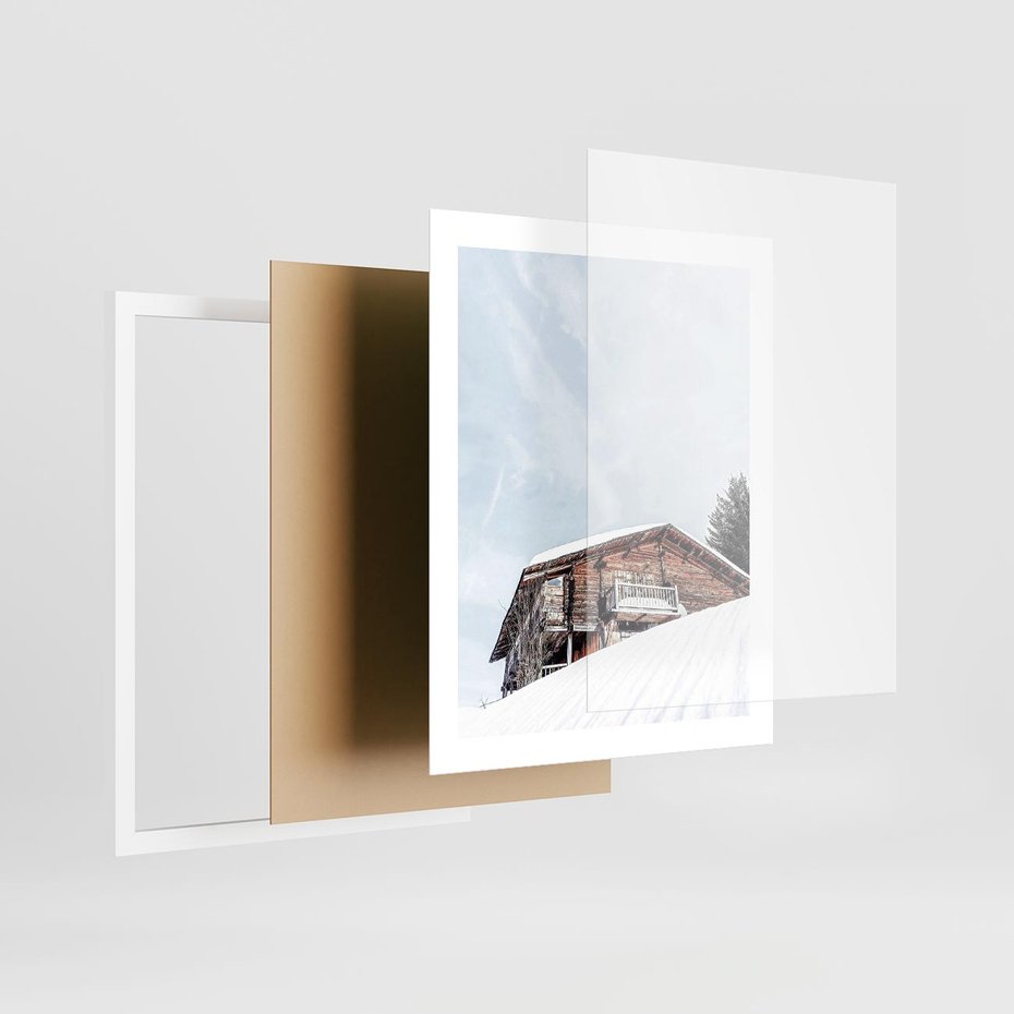Plakat w ramie 40x50 - Spokój Górskiej Zimy - chatka w górach, domek górski - rama biała