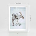 Plakat w ramie 30x40 - Magia Świąt - renifer na śniegu, śnieg - rama biała