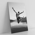 Obraz na płótnie 80x120 - Beztroska Chwila - czarno biała fotografia, mężczyzna wesoło wskakuje do keziora w górach