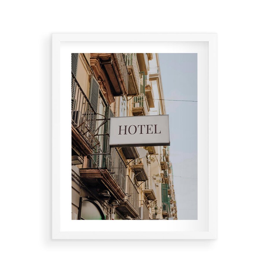 Plakat w ramie 40x50 - Magiczne Spacery - hotel, uliczka - rama biała