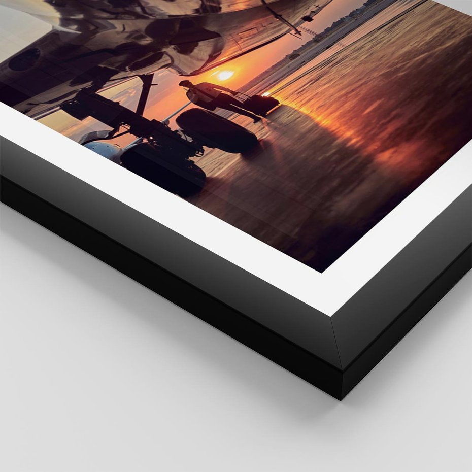 Plakat w ramie 50x70 - Podróż ku Zachodzącemu Słońcu - samolot, scena na lotnisku - rama czarna