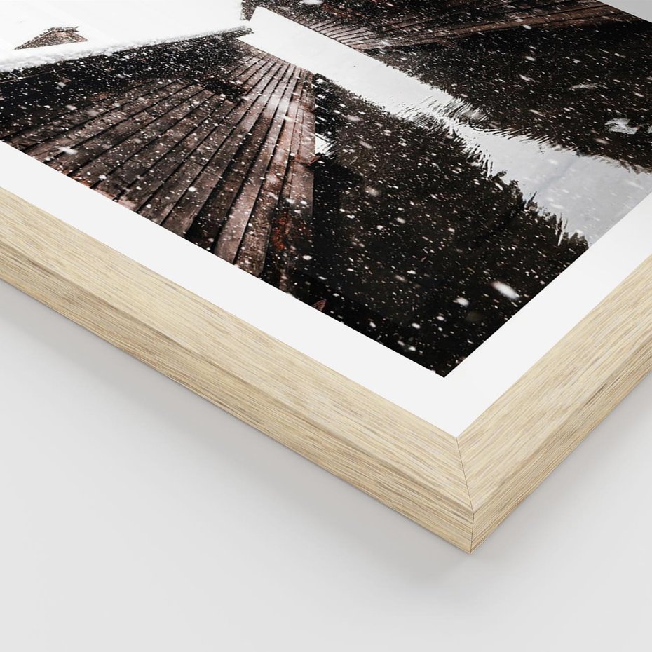 Plakat w ramie 50x70 - Spadający Śnieg - domek górski, w zimie - rama drewno