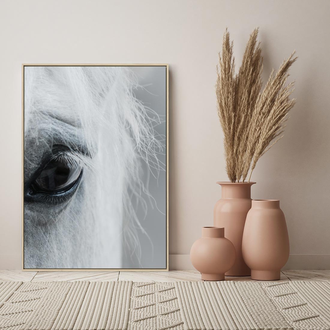 Obraz w ramie 50x70 - Oko Mocy - czarno białe zdjęcie, zbliżenie makro na oko konia - rama drewno