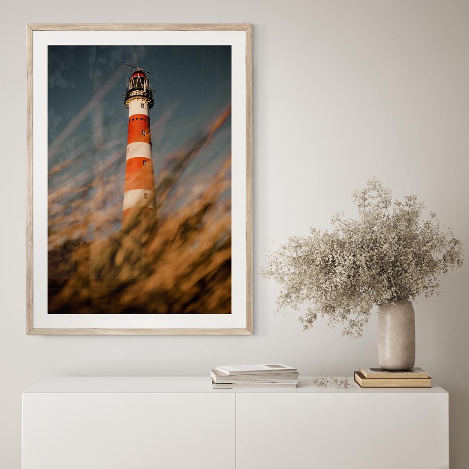 Plakat w ramie 30x40 - Magia nadmorskiego światła - latarnia morska, ujęcie z za trawy - rama drewno