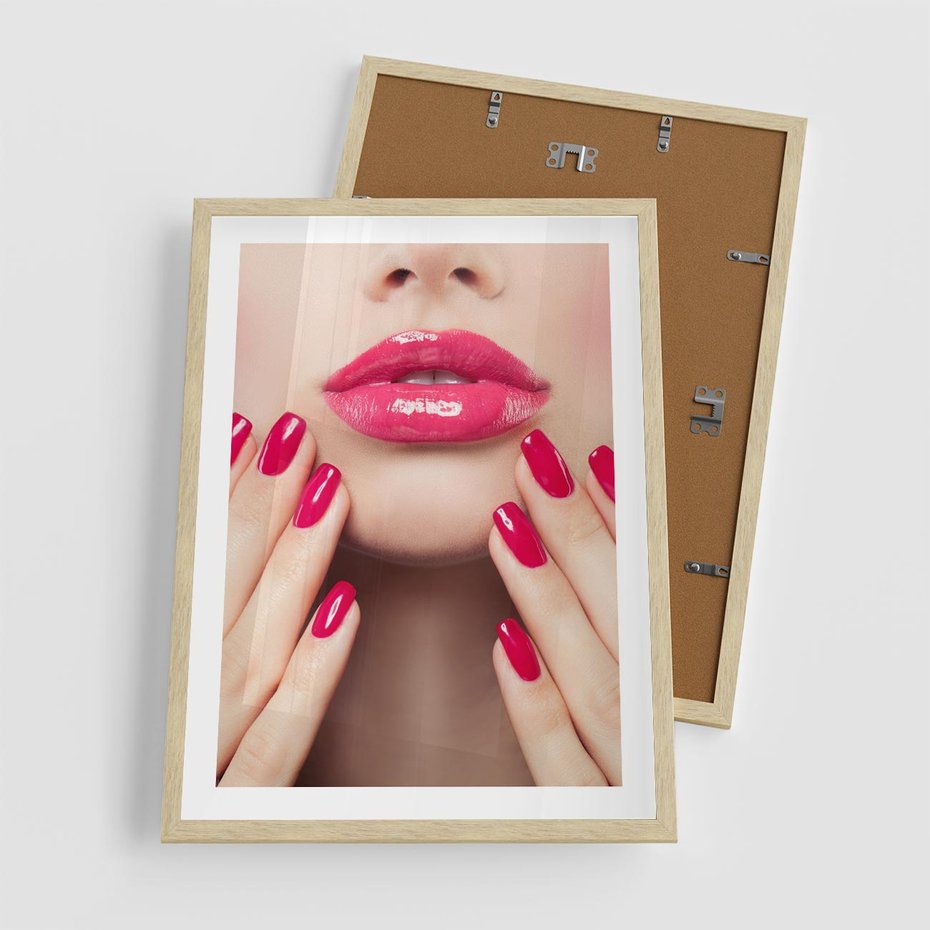 Plakat w ramie 50x70 - Wyrażenie Piękna - paznokcie, usta - rama drewno