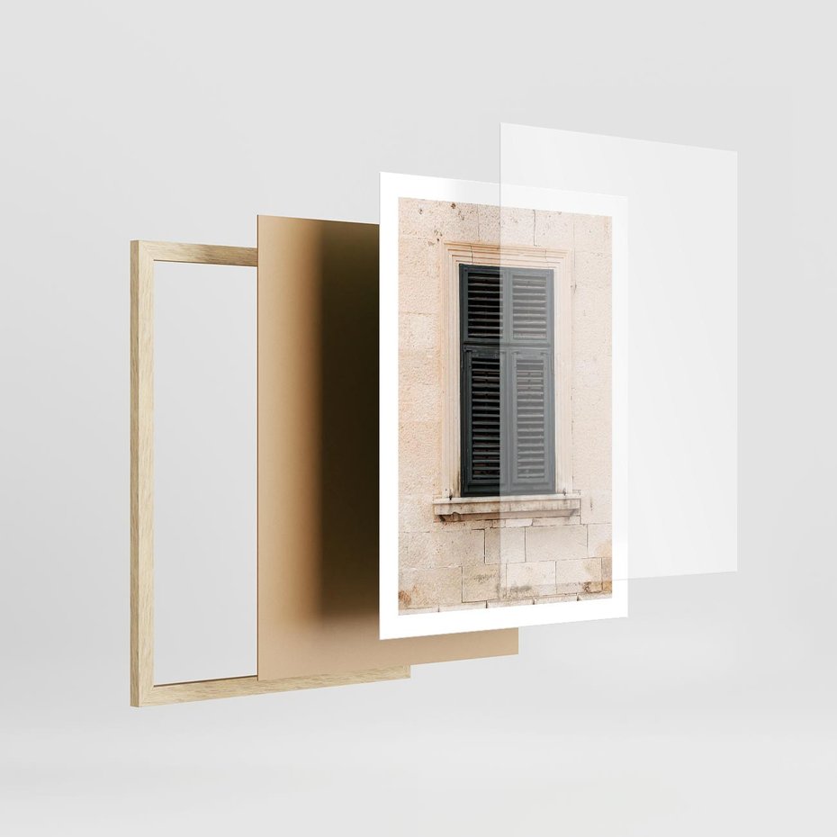 Plakat w ramie 50x70 - Urok Starego Okna z Zielonymi Okiennicami - stare okno, kamienica - rama drewno