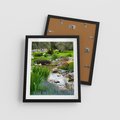 Plakat w ramie 40x50 - Ogródowy Strumyk - strumyk, ogród - rama czarna