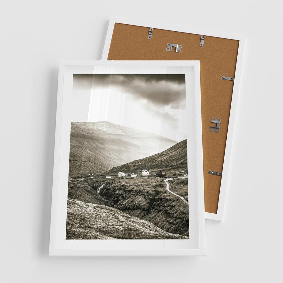 Plakat w ramie 50x70 - Domki w Górach - czarno biała fotografia, górski pejzaż - rama biała