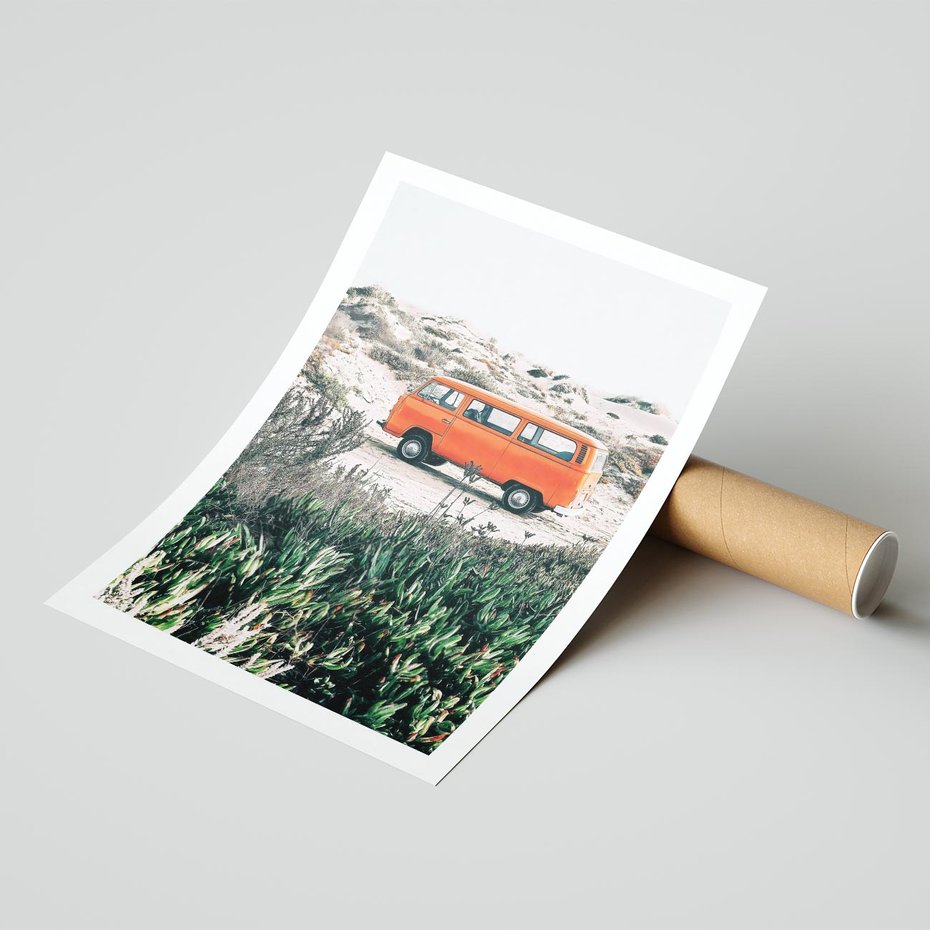 Plakat bez ramy 21x30 - Podróże po Pustyni - stary samochód van, pomarańczowy