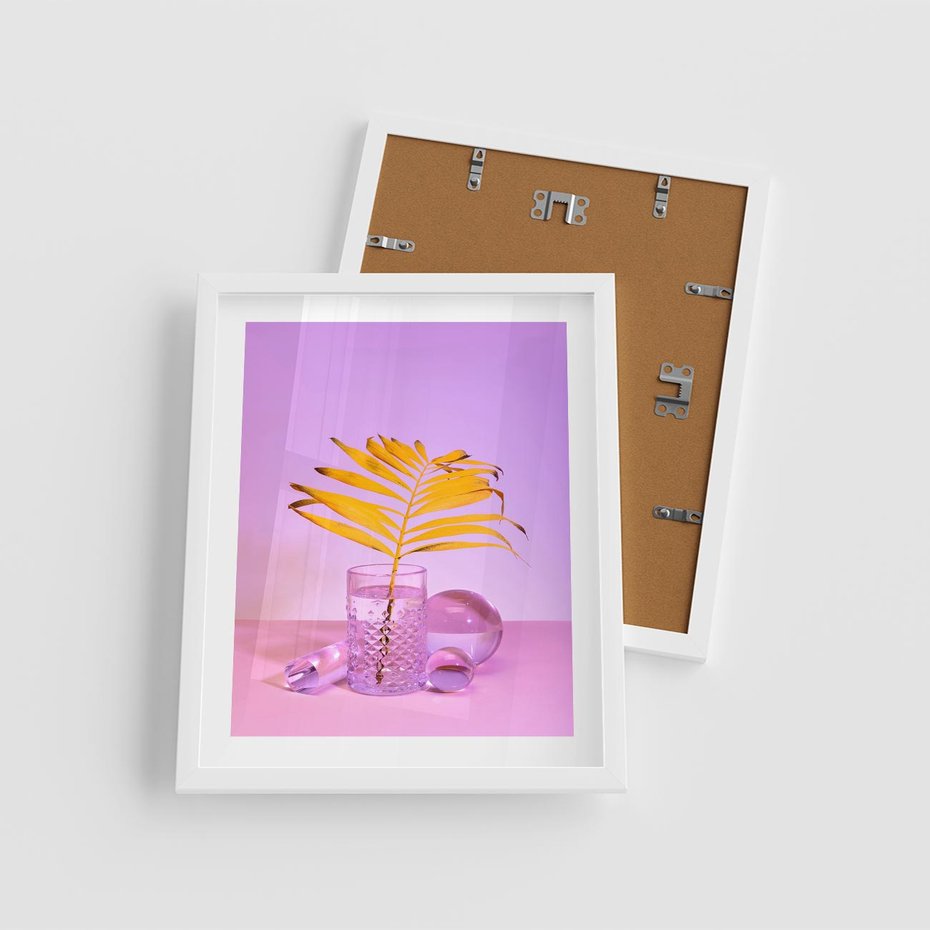 Plakat w ramie 40x50 - Neonowy Liść Palmy na Fotografii - neonowa fotografia, liść palmy w szklance - rama biała