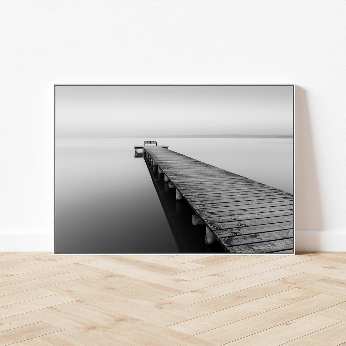 Obraz w ramie 70x50 - Mglista Perspektywa - czarno biała fotografia, drewniany pomost na jeziorze - rama biała
