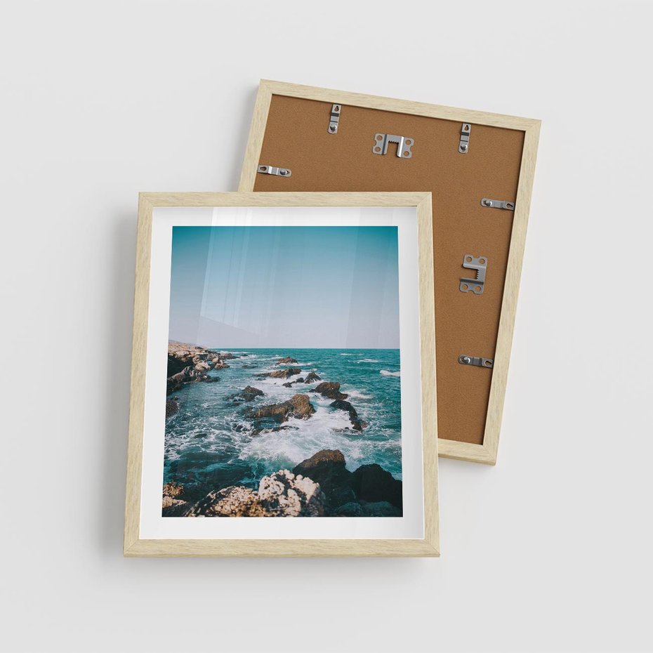 Plakat w ramie 40x50 - Dramatyczna Sceneria: Fale i Skały nad Morzem - morze, fale - rama drewno