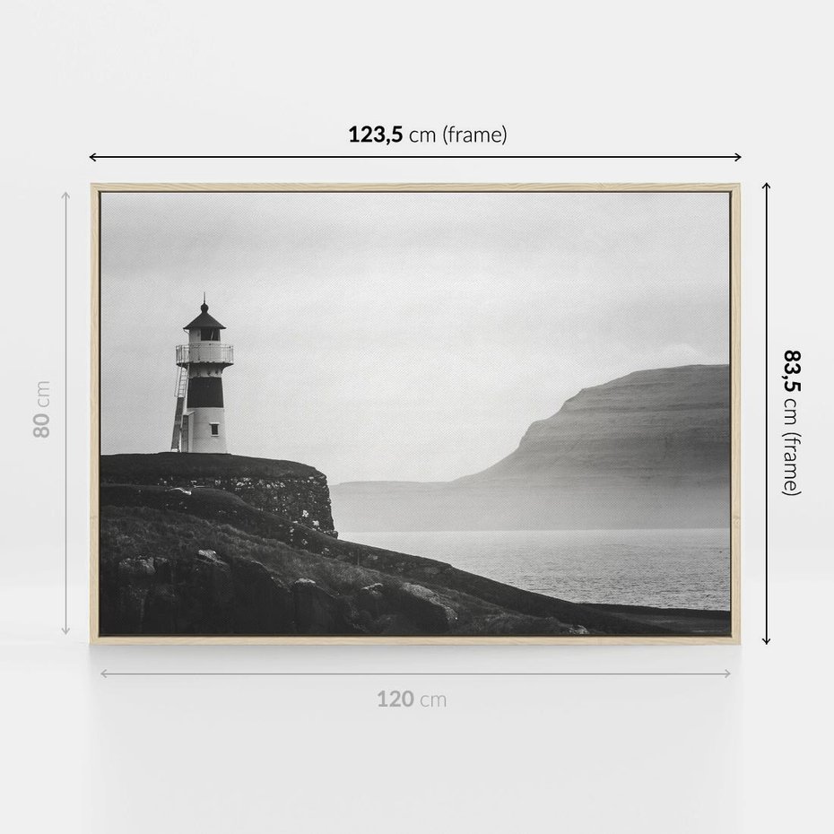 Obraz w ramie 120x80 - Melancholia Północy - czarnobiała fotografia, nadmorska latarnia na klifie - rama drewno