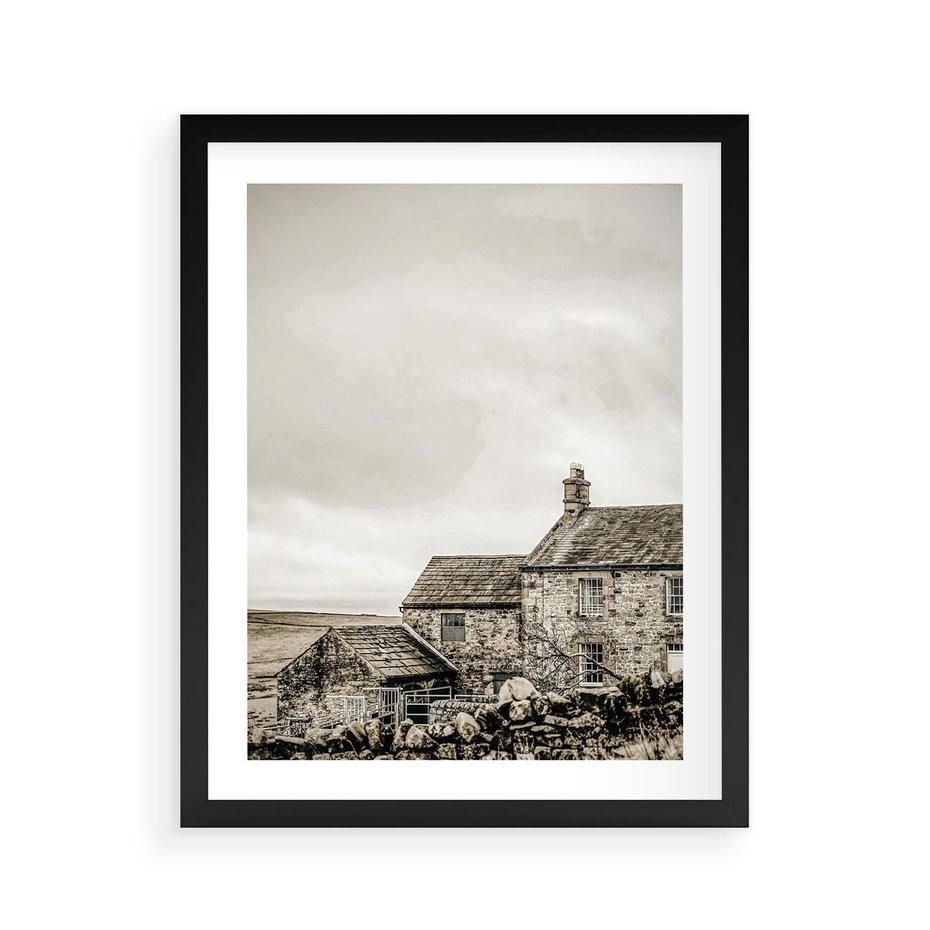 Plakat w ramie 40x50 - Kamienny Dom w Odcieniach Sepii - stary kamienny dom, odcienie sepii - rama czarna