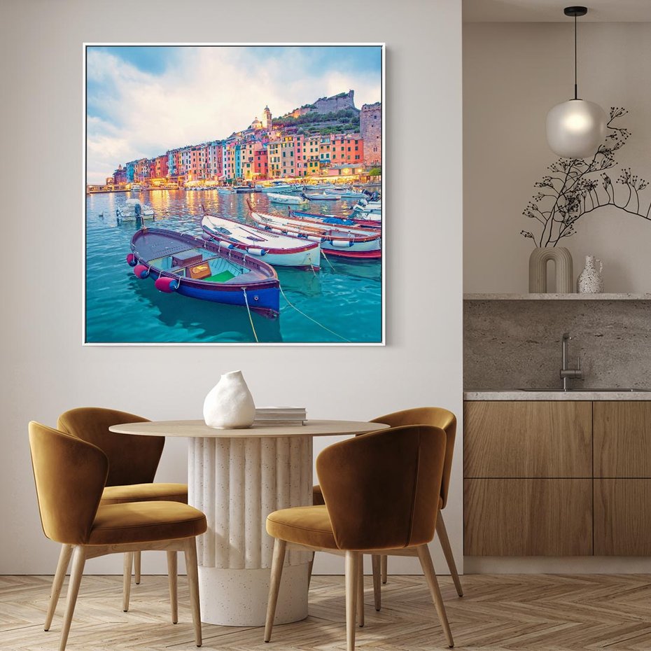 Obraz w ramie 50x50 - Tańczące kolory zachodu - nadmorskie kolorowe miast, kolorowe budynki na brzegu - rama biała