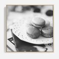 Obraz w ramie 80x80 - Makaroniki w Szarości - czarno biała fotografia, plakat - rama drewno