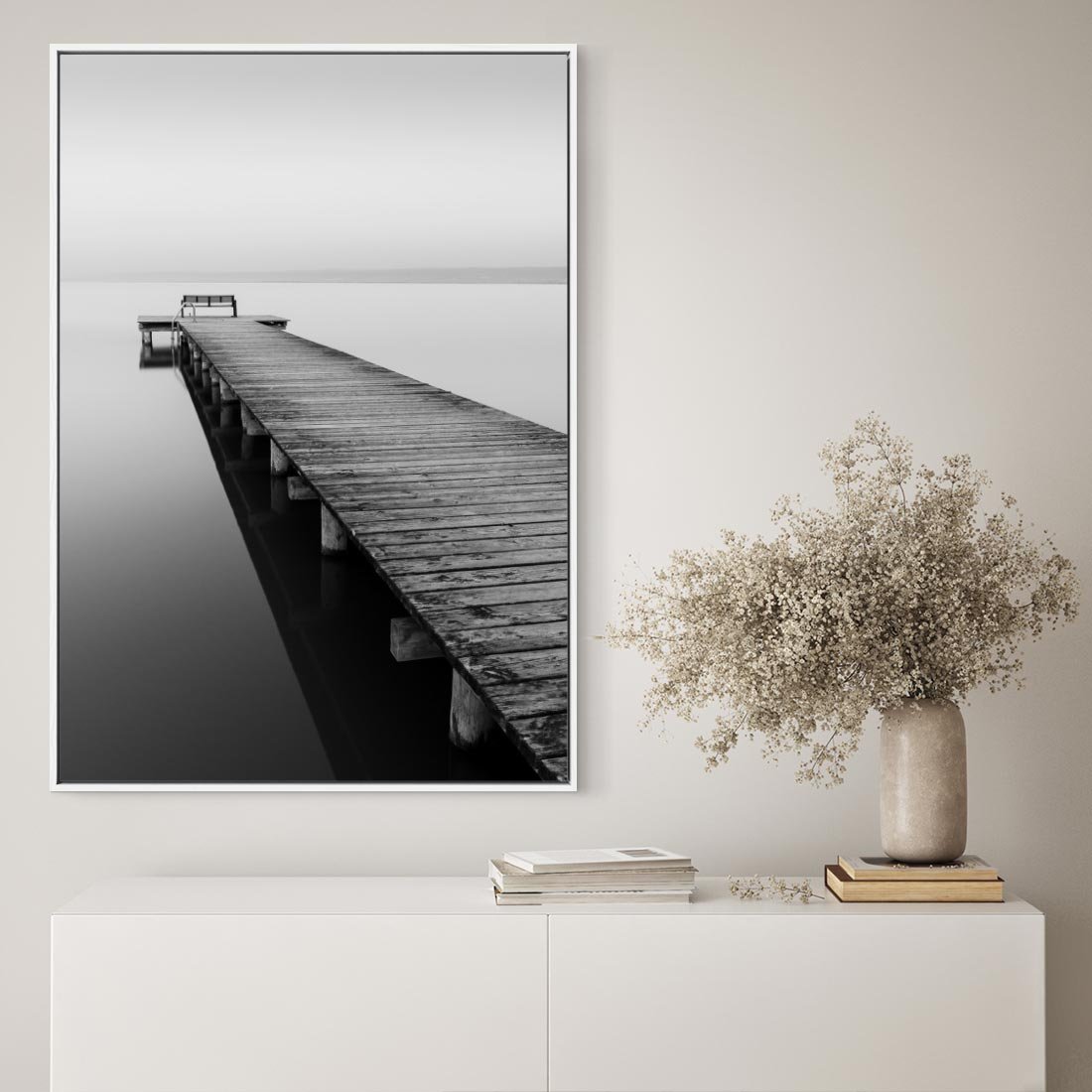 Obraz w ramie 80x120 - Mglista Perspektywa - czarno biała fotografia, drewniany pomost na jeziorze - rama biała