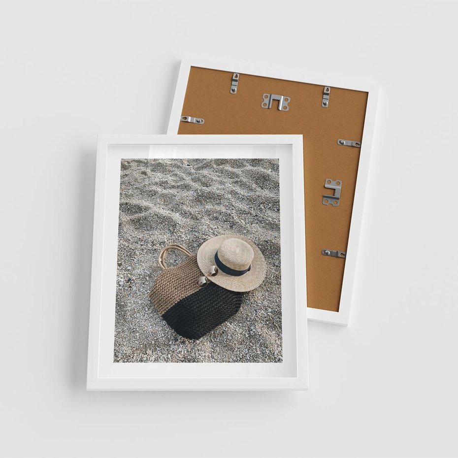 Plakat w ramie 40x50 - Plażowe Przygotowania - torba plażowa, kapelusz - rama biała