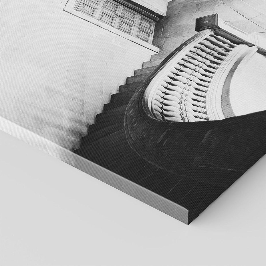 Obraz na płótnie 70x100 - Po Schodach w Dół - czarno białą fotgrafia, zakręcone schody w starek kamienicy