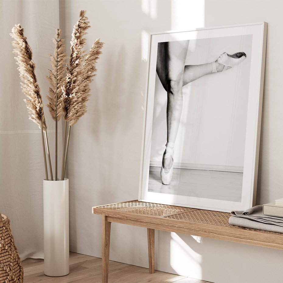 Plakat bez ramy 30x40 - Tańcząca Delikatność - artystyczne zdjęcie, odcienie szarości