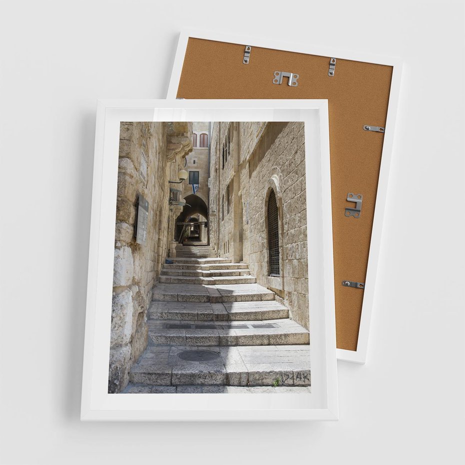 Plakat w ramie 50x70 - Urok uliczki: perspektywa miasta - uliczka, perspektywa - rama biała