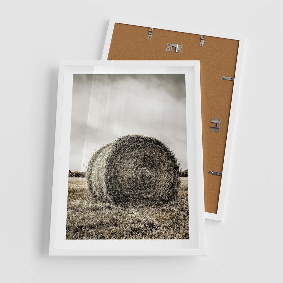 Plakat w ramie 50x70 - Siano w Sepii: Wiejska Tradycja - snopek siana, bela siana - rama biała