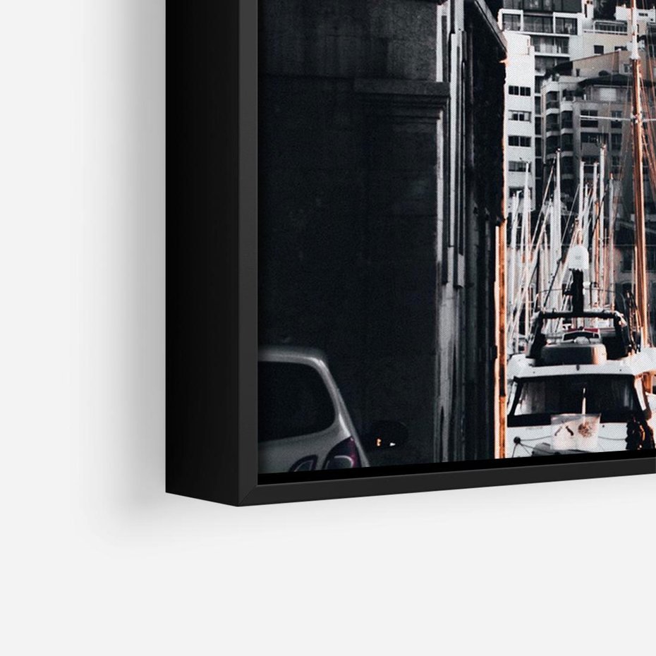 Obraz w ramie 70x50 - Światło Portowe - czarno białe zdjecie, uliczka w nadmorskim mieście - rama czarna