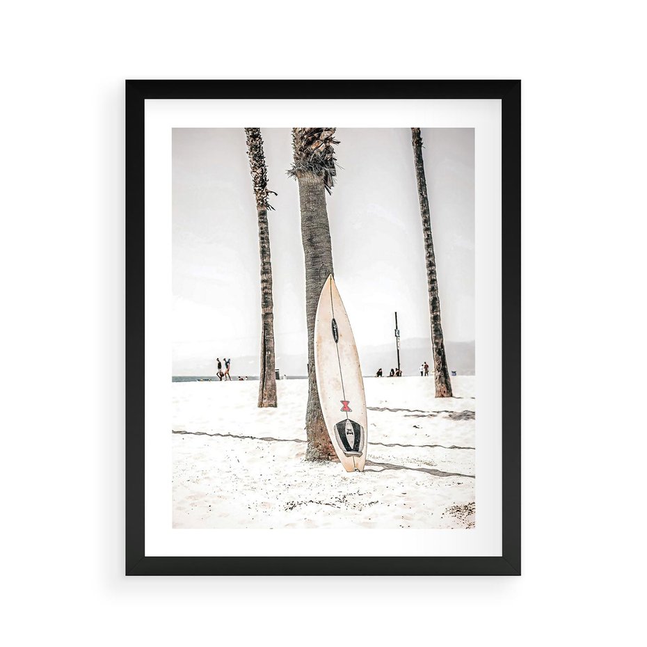 Plakat w ramie 40x50 - Plażowy Relaks - deska surfingowa, oparta o palmę - rama czarna