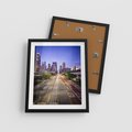 Plakat w ramie 40x50 - Światło nocnej ulicy - miasto, nocą - rama czarna