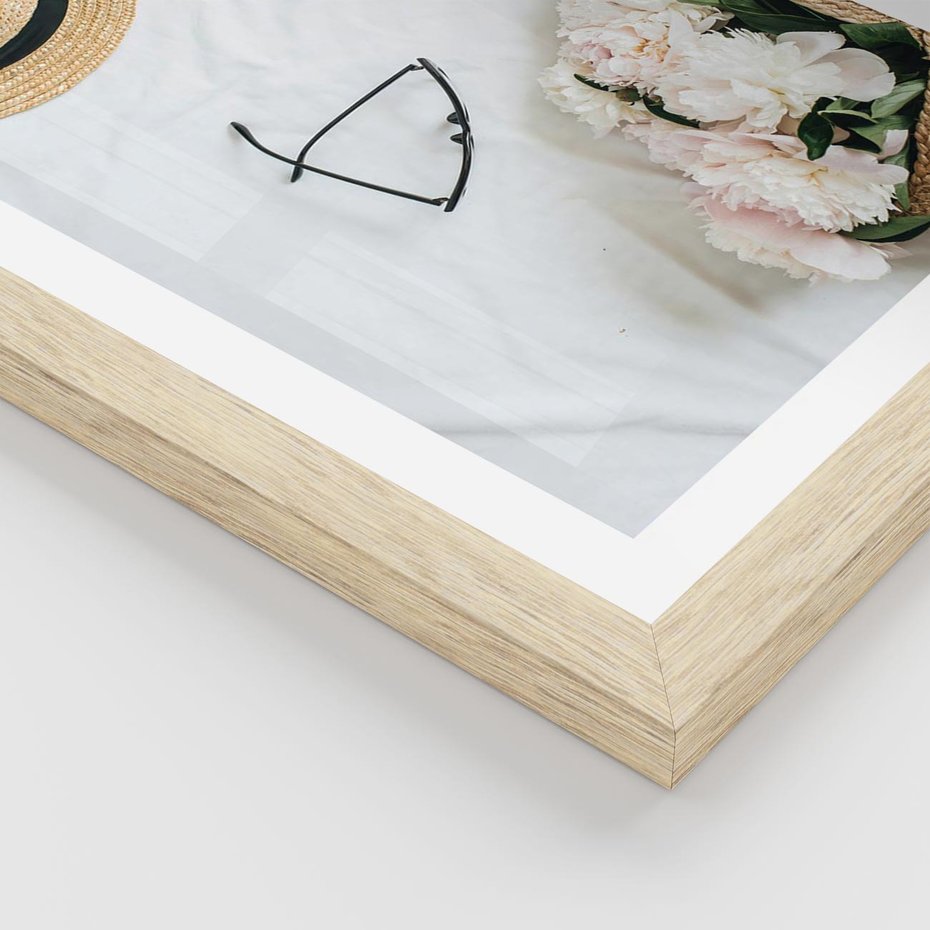 Plakat w ramie 50x70 - Urok Kobiecej Fotografii - kompozycja kobieca, fotografia - rama drewno