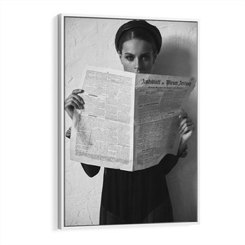 Obraz w ramie 80x120 - Nowe Wiadomości - retro zdjęcie, czarno białe - rama biała