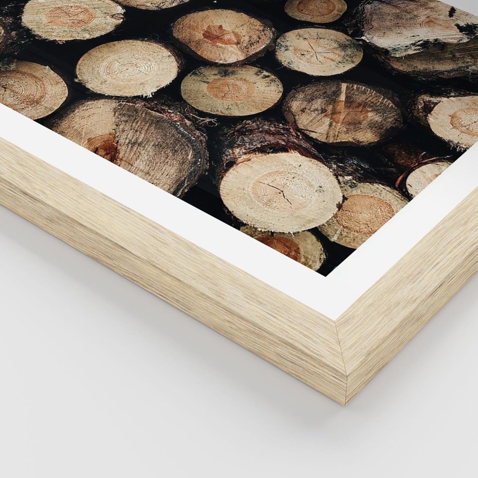 Plakat w ramie 40x50 - Siła Drewna - ścięte drewno, belki drewna ułożone jedna na drugiej - rama drewno