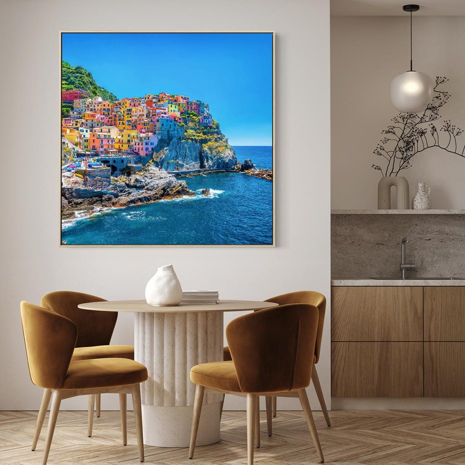 Obraz w ramie 80x80 - Barwne Wybrzeże - nadmorskie miasto na klifie, kolorowe tęczowe budynki - rama drewno