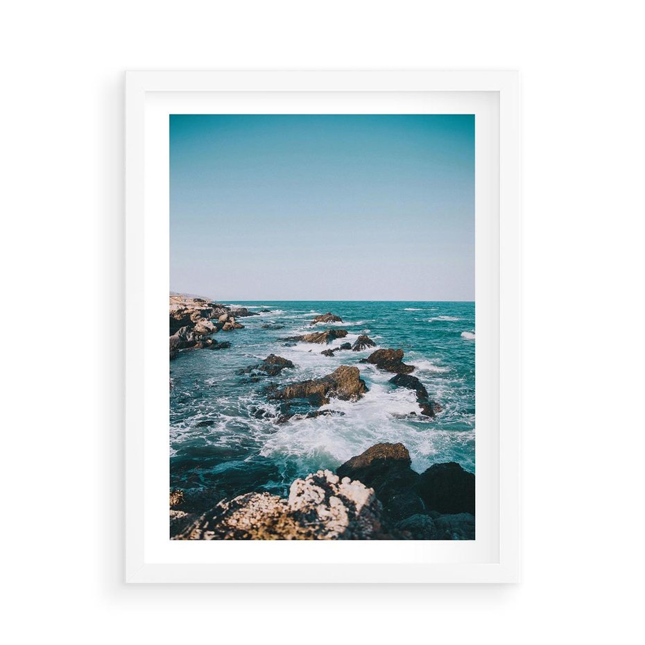 Plakat w ramie 50x70 - Dramatyczna Sceneria: Fale i Skały nad Morzem - morze, fale - rama biała