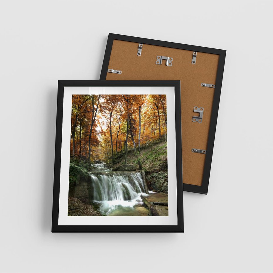Plakat w ramie 40x50 - Jesienny wodospad w lesie - wodospad, las - rama czarna
