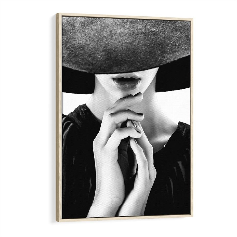 Obraz w ramie 70x100 - Czarna Elegancja - fotografia czarno biała, zbliżenie portret kobiety w czerni - rama drewno