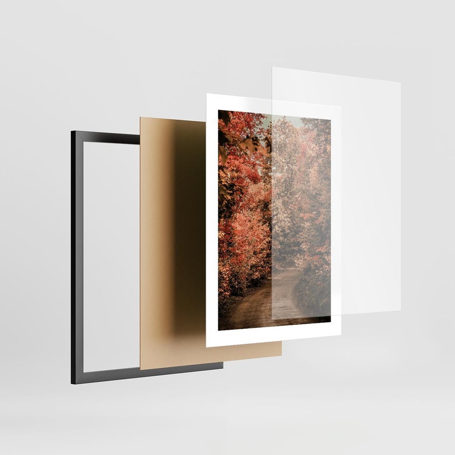 Plakat w ramie 30x40 - Obraz przedstawia jesienne drzewa i czerwone liście na ścieżce w lesie. Ta sceneria doskonale oddaje urok i kolorystykę jesieni w lesie. - las, jesień - rama czarna