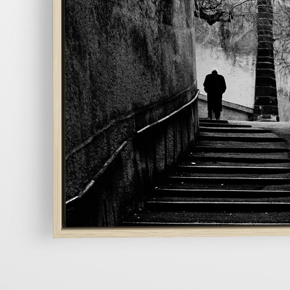 Obraz w ramie 80x80 - Ukryta Uliczka - czarno białe zdjęcie, schody - rama drewno