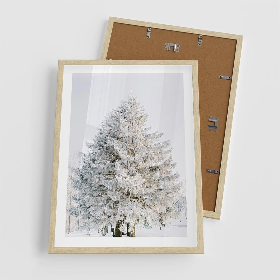 Plakat w ramie 50x70 - Zimowa Poezja w Ośnieżonym Drzewie - ośnieżone drzewo, zima - rama drewno