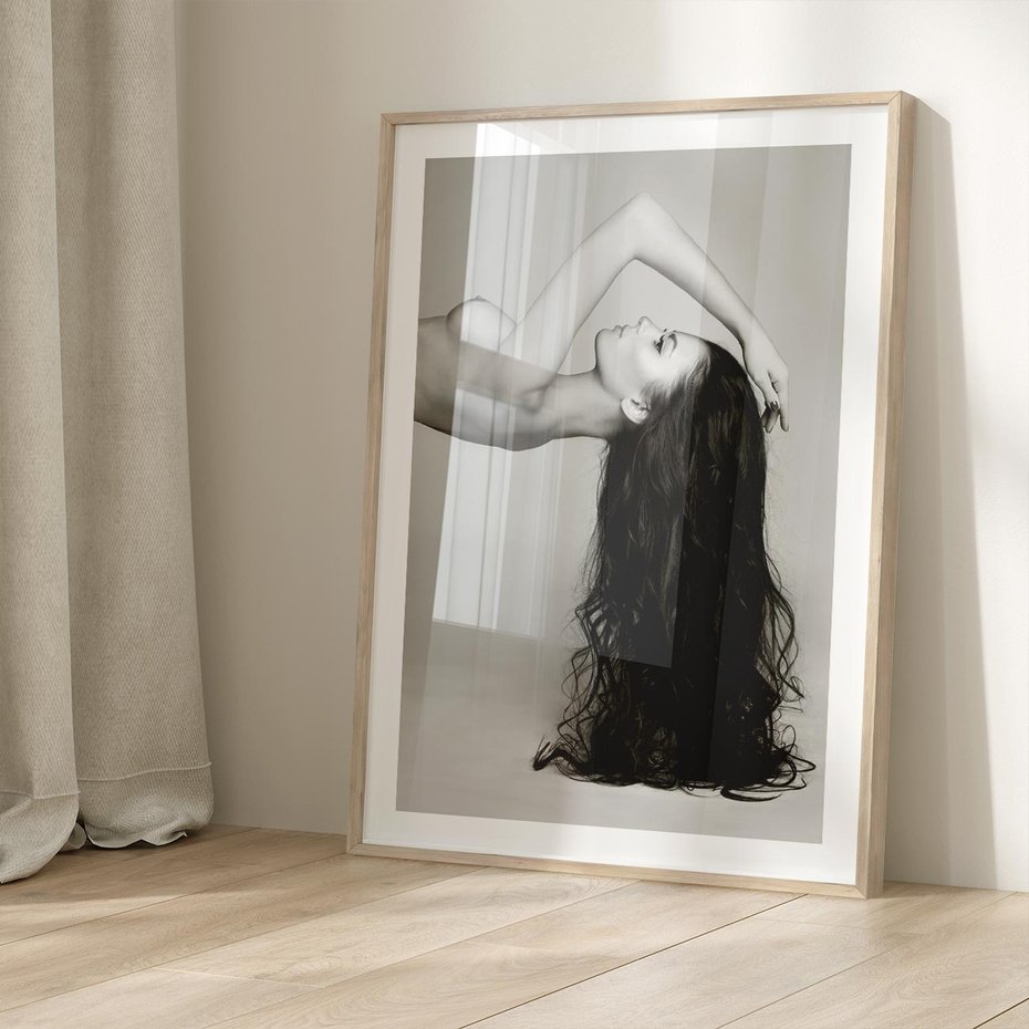 Plakat w ramie 40x50 - Piękno włosów kobiety w ruchu - włosy, piękno - rama drewno