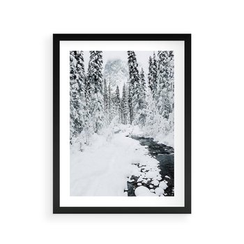 Plakat w ramie 40x50 - Spokój Zimowego Lasu w Górach - zima w lesie, w górach - rama czarna