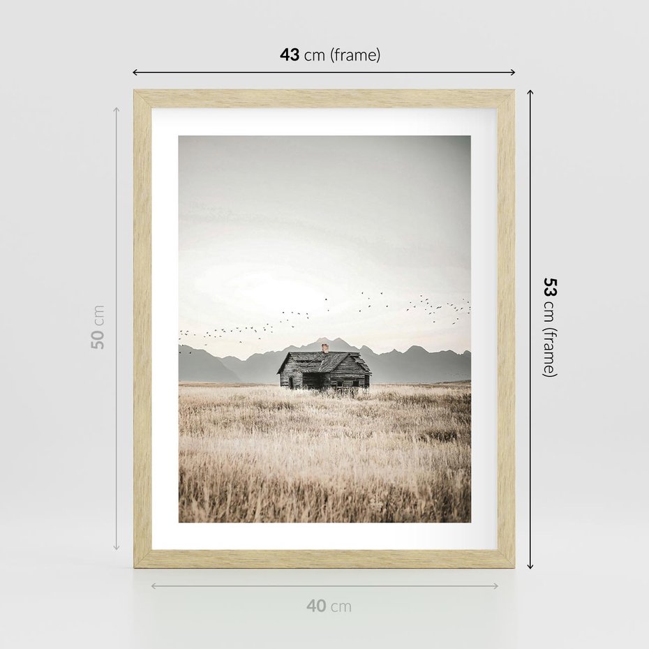 Plakat w ramie 40x50 - Wiejska Idylla - stary drewniany dom w polu suchej trawy, fotografia - rama drewno