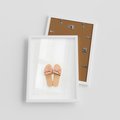 Plakat w ramie 30x40 - Minimalistyczna Moda: Klapki na Białym Tle - klapki, minimalizm - rama biała