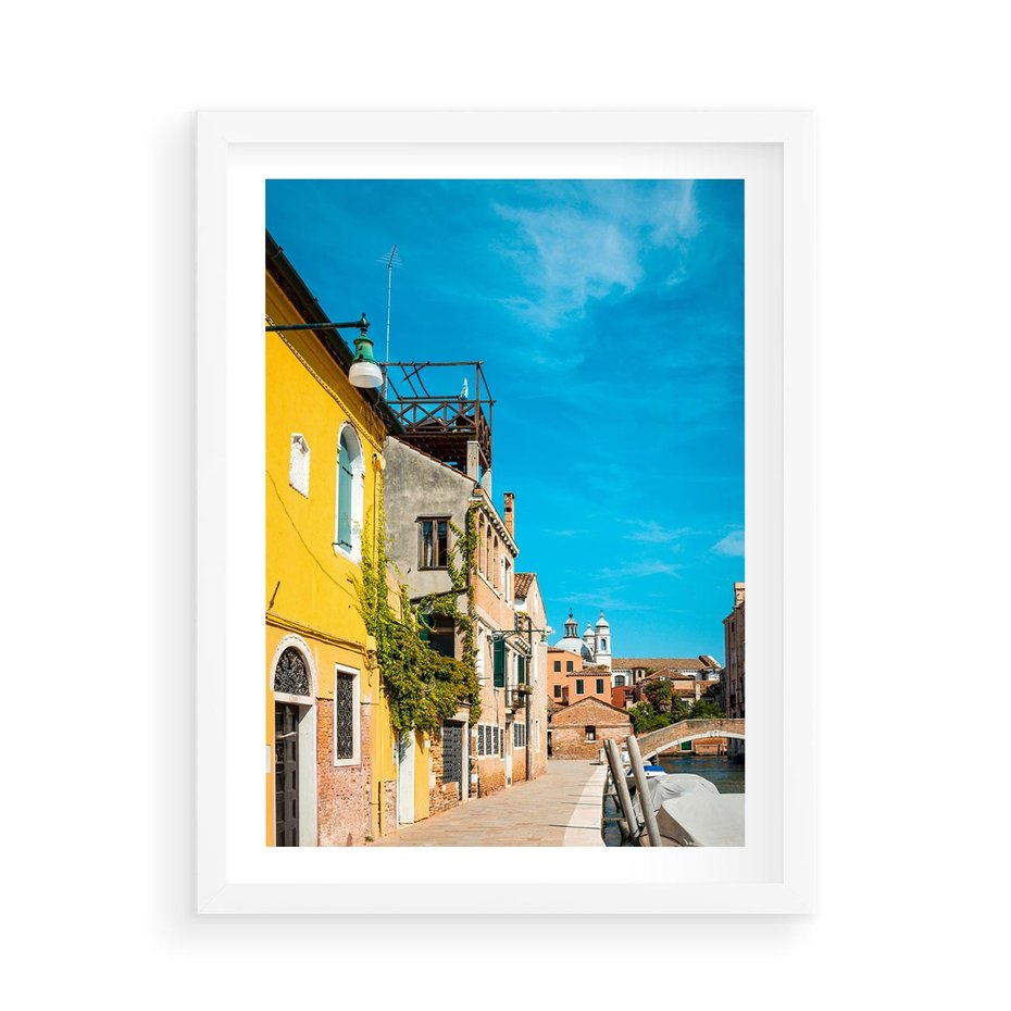 Plakat w ramie 50x70 - Przechadzka w Sercu Miasta - uliczka, perspektywa - rama biała