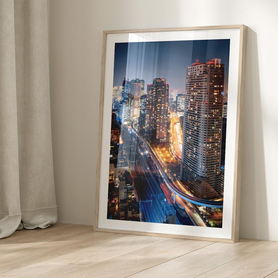 Plakat w ramie 50x70 - Miasto nocą z wieżowcami w tle - miasto, nocą - rama drewno