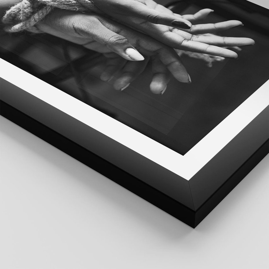 Plakat w ramie 30x40 - Splątane Uczucia - czarno biała fotografia, artystyczna - rama czarna