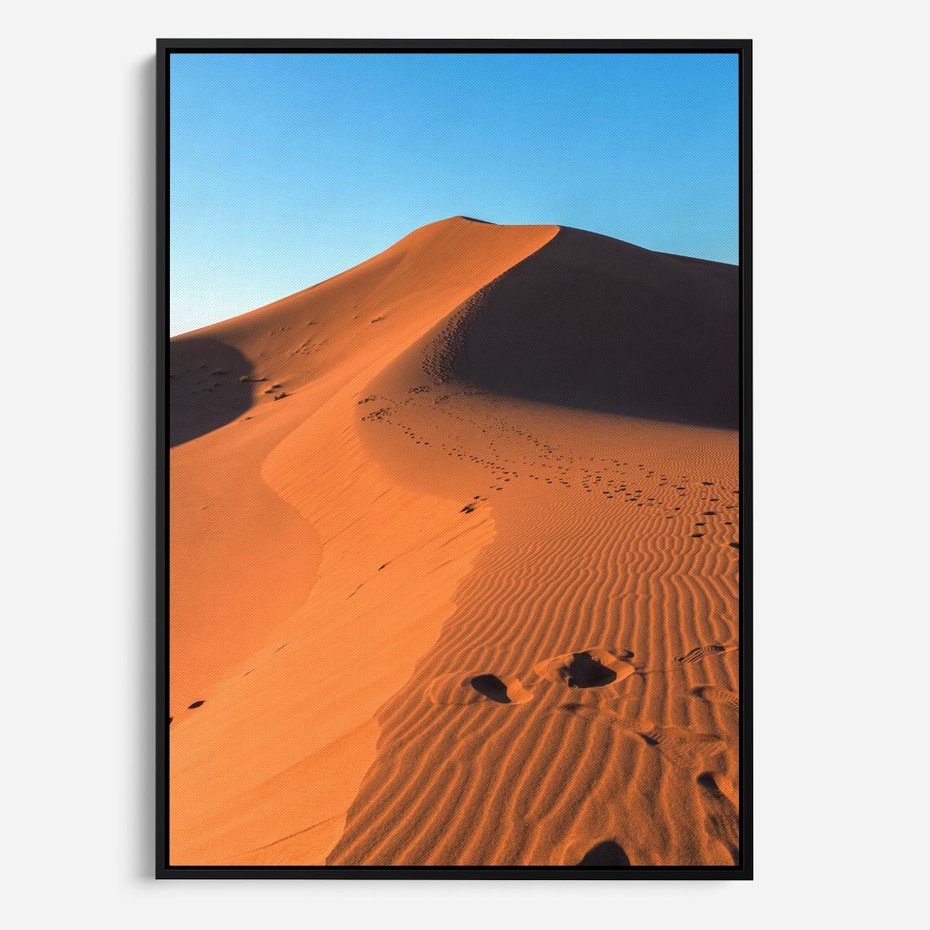 Obraz w ramie 50x70 - Piasek pustyni wędruje - pustynia, piasek - rama czarna