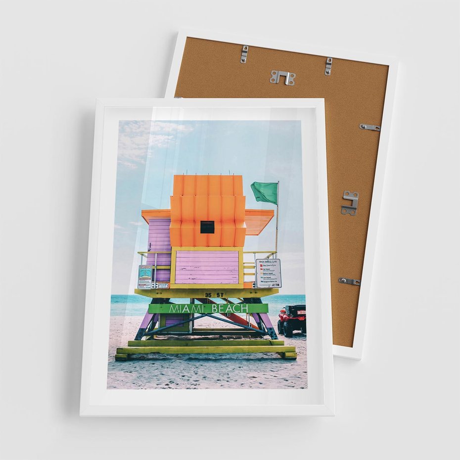 Plakat w ramie 50x70 - Plaża Miami w Słoneczny Dzień - domek ratownika, kolorowy - rama biała