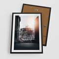 Plakat w ramie 50x70 - Światło Portowe - czarno białe zdjecie, uliczka w nadmorskim mieście - rama czarna